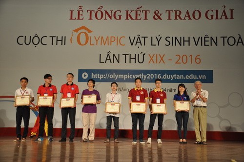 Ban tổ chức trao tặng phần thưởng cho các cá nhân đạt giải cao trong cuộc thi Olympic Vật lý sinh viên toàn quốc lần thứ 19 - năm 2016.