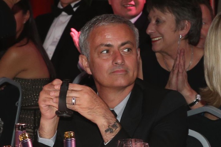 Mourinho để lộ hình xăm trên cổ tay phải