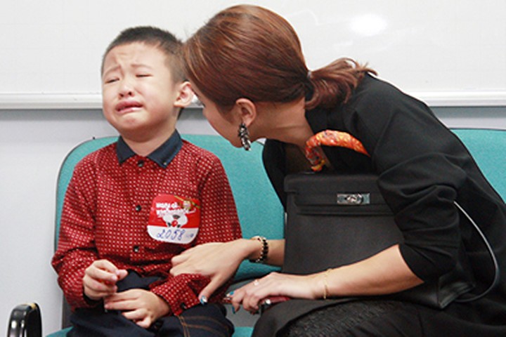 Con trai MC Thanh Vân Hugo òa khóc khi đi casting