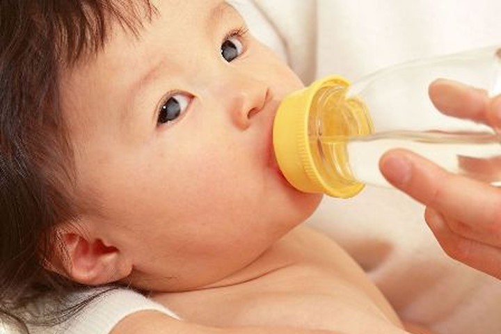 Cực nguy hiểm nếu cho trẻ sơ sinh uống nước lọc sai cách