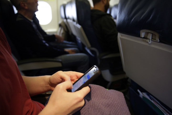 Các hãng hàng không thường yêu cầu hành khách tắt điện thoại trong chuyến bay. Ảnh: Thisisinsider.