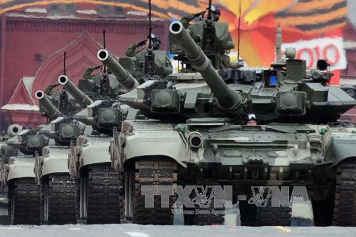 Xe tăng T-90 của Nga diễu binh trên quảng trường Đỏ, thủ đô Moskva trong lễ kỷ niệm ngày Chiến thắng. Ảnh: AFP/TTXVN