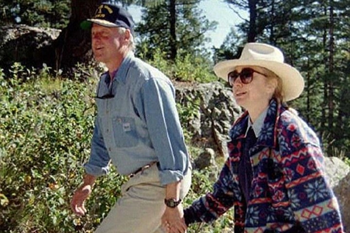 Bà Hillary Clinton được ca ngợi vì gìn giữ và mặc một chiếc áo khoác hơn 20 năm