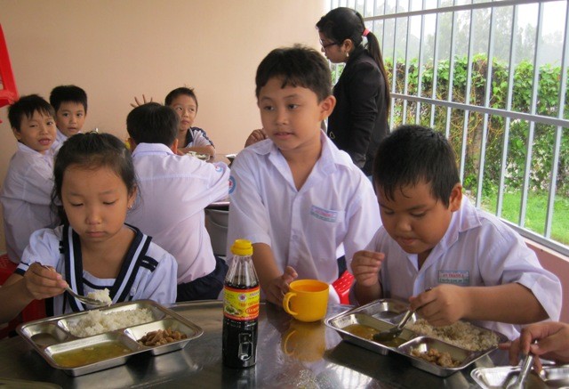 Giờ ăn trưa tại một trường tiểu học tham gia  SEQAP ở Đồng Tháp