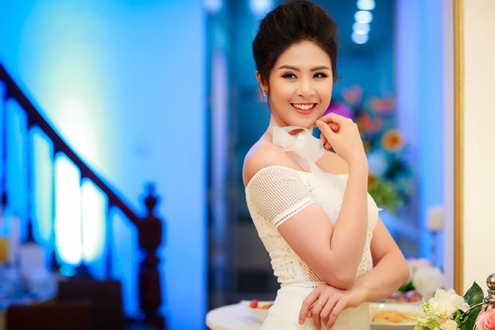 Hoa hậu Ngọc Hân váy trắng tinh khôi khoe vẻ nuột nà