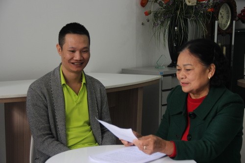 Bà Đồng Thị Thùy Tính đang tiêp thị các biện pháp tránh thai cho anh Phạm Văn Nhân