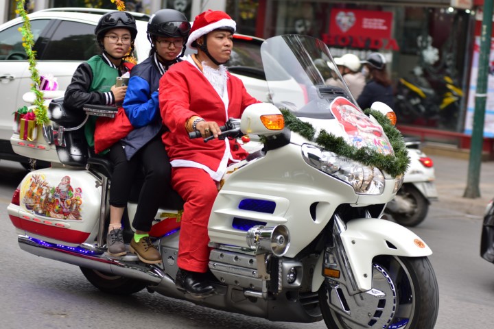 "Ông già Noel" cưỡi môtô tiền tỷ đi tặng quà cho bệnh nhi