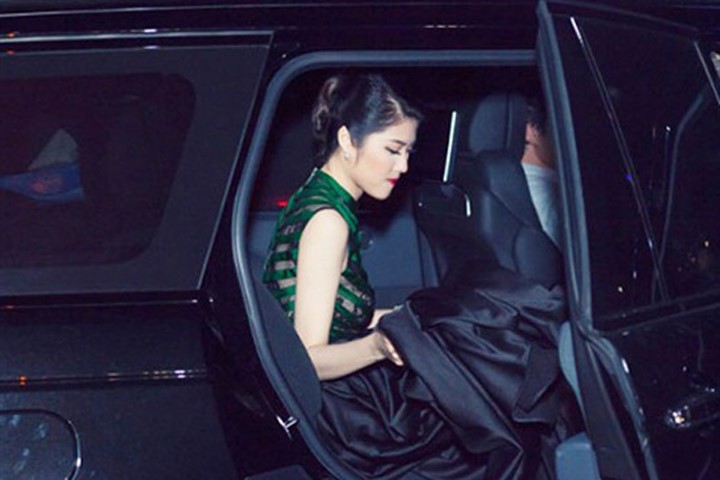 Người mẫu Thu Hằng mặc váy xuyên thấu, đi xe hơn 10 tỷ dự sự kiện