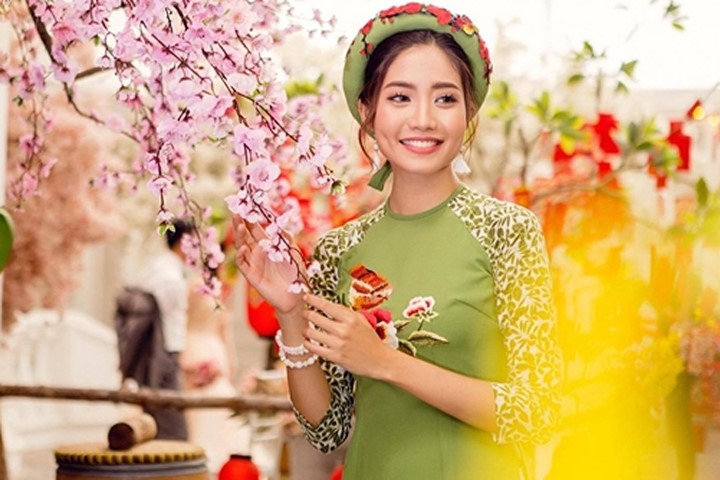 Hoa hậu biển Ninh Hoàng Ngân gợi ý 6 màu áo dài cách tân dịu nhẹ đón Tết