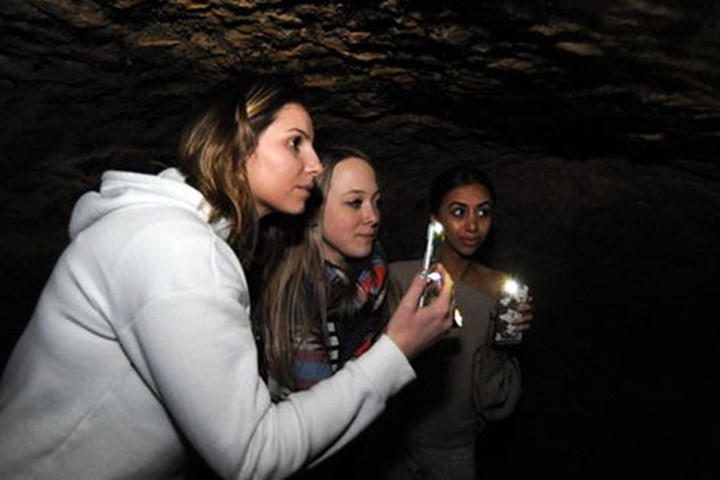 Anh: Phát hiện hang động 200 tuổi dưới hầm một nhà trọ