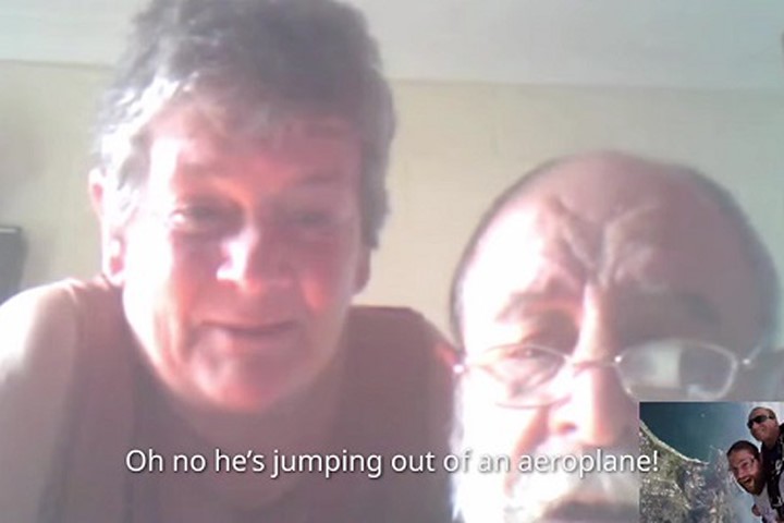 Bố mẹ tá hỏa chứng kiến qua Skype cảnh con nhảy khỏi máy bay