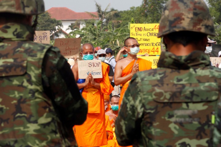 50 lính Thái chắp tay chào các nhà sư ở chùa bị tố tham ô
