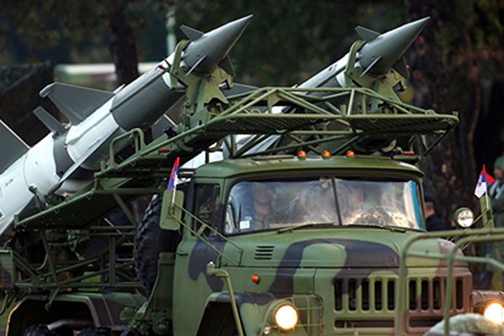 NATO "toát mồ hôi" khi Serbia khoe tên lửa