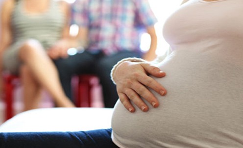 Chế độ thai sản của lao động nữ mang thai hộ và người mẹ nhờ mang thai hộ