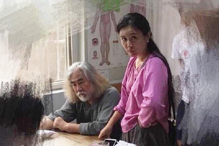 Lộ ảnh qua đêm với gái trẻ, ông trùm phim Kim Dung công bố bỏ vợ