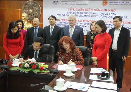 Lễ ký kết diễn ra dưới sự chứng kiến của Thứ trưởng Phạm Mạnh Hùng (hàng 2 thứ 3 từ trái sang) và Đại sứ Australia tại Việt Nam (hàng 2 thứ 4 từ trái sang).