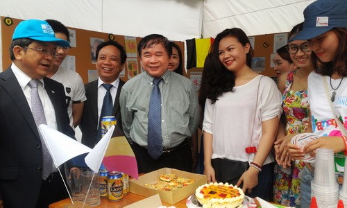 Thứ trưởng Bộ GD&ĐT Bùi Văn Ga cùng các đại biểu tham quan hội trại trong khuôn khổ Ngày hội Pháp ngữ 2017