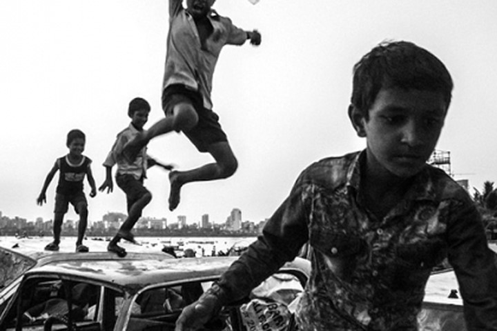 Những bức ảnh kể về tuổi thơ của trẻ em trên khắp thế giới