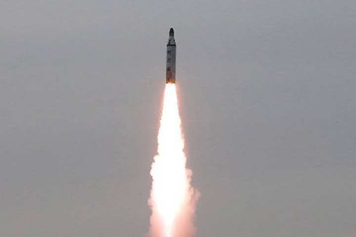 Một quả tên lửa được Triều Tiên phóng đi từ tàu ngầm trên biển. Ảnh: KCNA