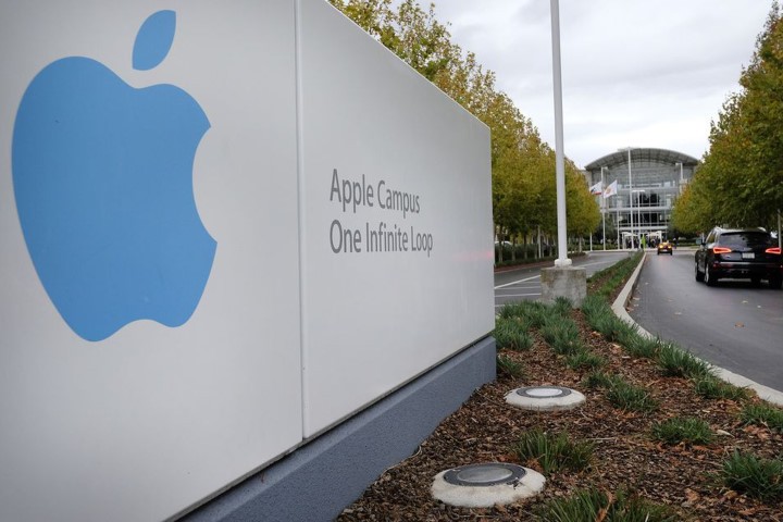 Xe ô tô di chuyển qua trụ sở của Apple tại bang California, Mỹ. Ảnh: Bloomberg