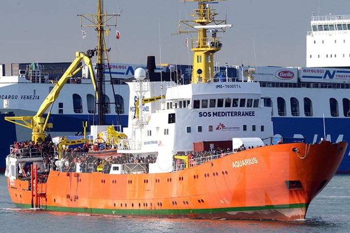 Tàu Aquarius đưa những người di cư đến cảng Catania, đảo Sicily sau khi giải cứu họ trên Địa Trung Hải ngày 21/3. (Nguồn: AFP/TTXVN)