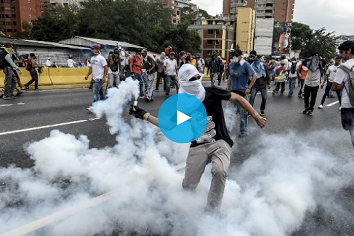 Bạo loạn đường phố ở thủ đô Venezuela. Ảnh: france24.