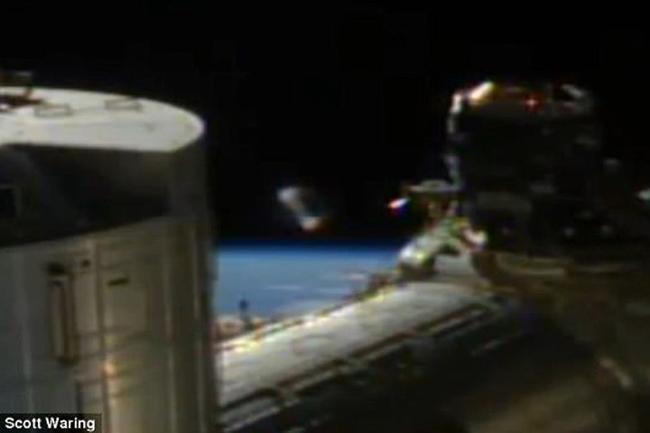 UFO "tàng hình" lướt ngang qua trạm vũ trụ ISS?