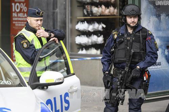 Cảnh sát gác gần hiện trường vụ tấn công bằng xe tải ở Stockholm, Thụy Điển, ngày 8/4. Ảnh: EPA/TTXVN