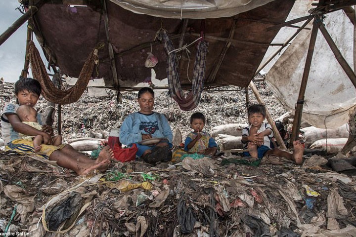 Cuộc sống mưu sinh trên bãi rác khổng lồ ở Indonesia