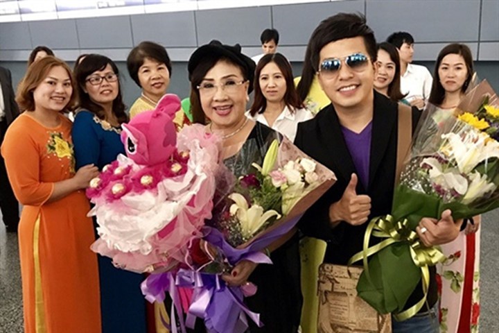 Nghệ sĩ Lệ Thủy cùng con trai Dương Đình Trí sang Đài Loan lưu diễn