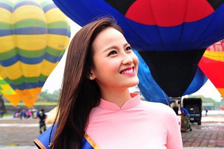 Hoa khôi Khánh Ngân dịu dàng với áo dài làm Đại sứ Lễ hội Khinh khí cầu tại Huế
