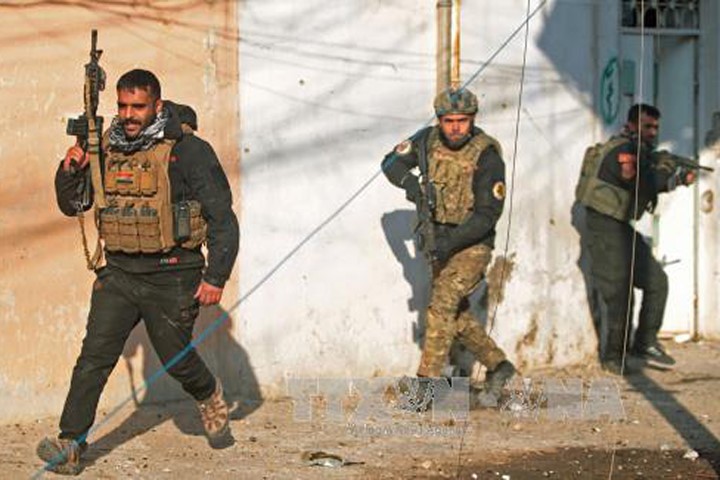 Lực lượng đặc nhiệm Iraq trong chiến dịch chống IS tại thành phố Mosul ngày 2/1/2017. Ảnh: AFP/TTXVN