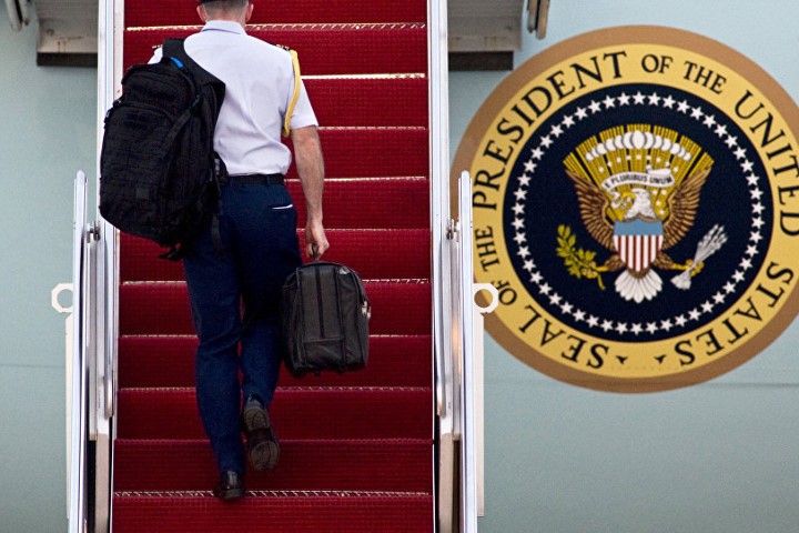 Chiếc vali hạt nhân luôn đồng hành cùng Tổng thống Mỹ. Nguồn: AP
