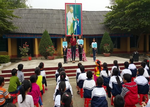 Một buổi sinh hoạt ngoại khóa dưới cờ vào thứ Hai đầu tuần của Liên đội Trường tiểu học Minh Cầm 