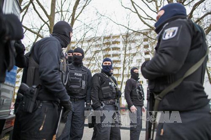 Cảnh sát phong tỏa bên ngoài một tòa nhà ở Berlin trong chiến dịch truy quét khủng bố. Ảnh: EPA/TTXVN