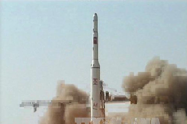 Tên lửa đẩy Unha-2 được cho là mang theo vệ tinh viễn thông Kwangmyongsong-2 rời bệ phóng ở Hwadae-gun. Ảnh: AFP/TTXVN