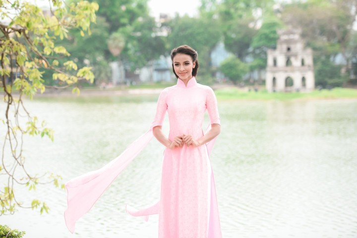 Hình ảnh Hoa hậu Pháp thướt tha áo dài hồng dạo quanh Hồ Gươm