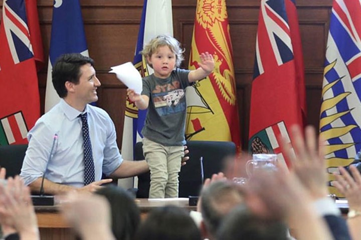 Ngắm ảnh cha con "Thủ tướng quyến rũ nhất thế giới"