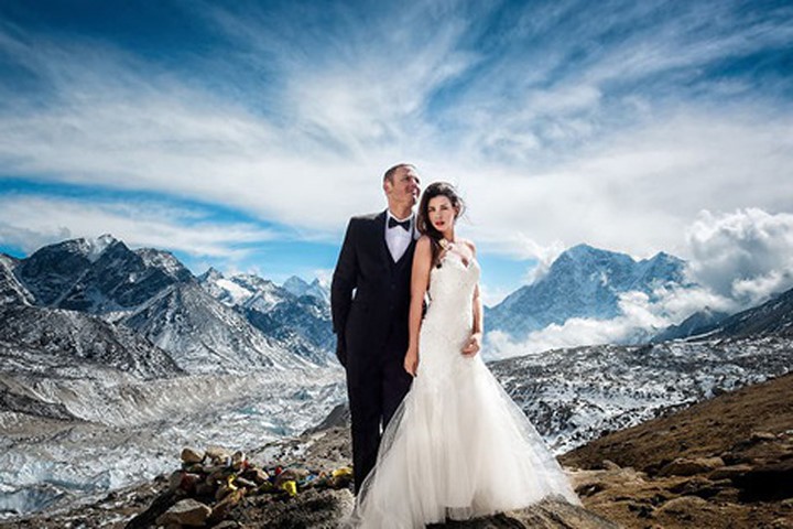 Cặp đôi dành trọn 3 tuần leo bộ để thực hiện lễ cưới có "1-0-2" trên đỉnh Everest
