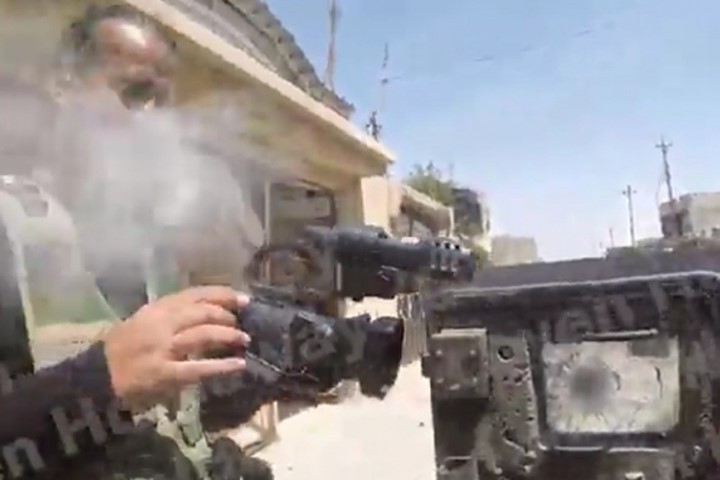 Phóng viên chiến trường của Iraq may mắn thoát chết khi tay súng bắn tỉa IS bắn trúng máy quay.
