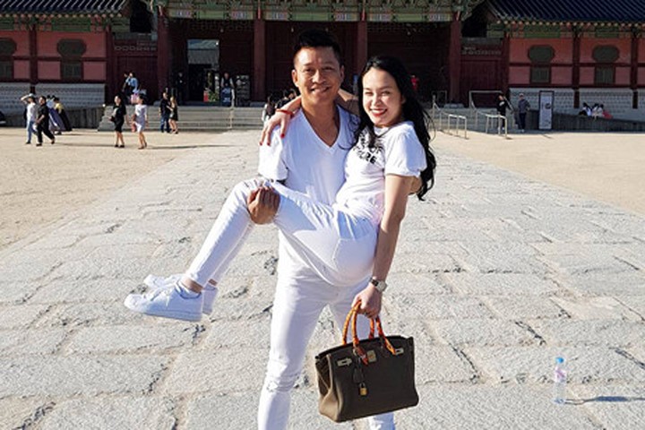 Tuấn Hưng bế bổng vợ trong chuyến lưu diễn ở Hàn Quốc