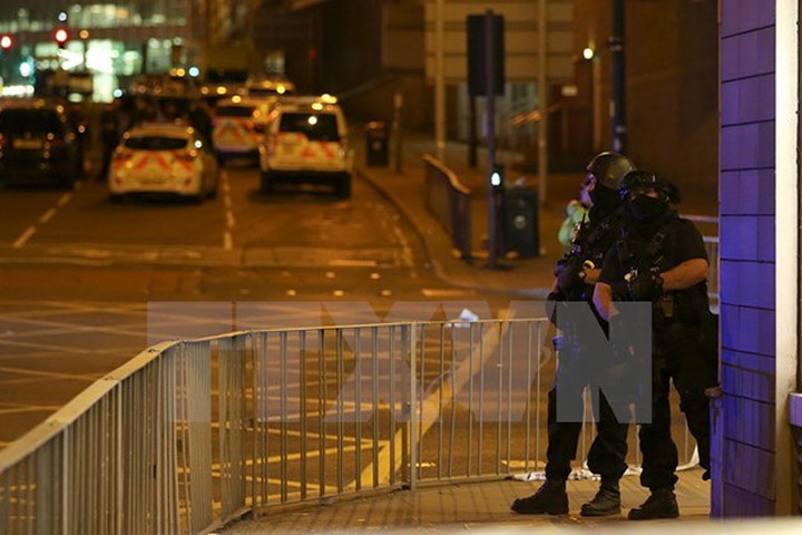 Cảnh sát tuần tra xung quanh sân vận động Manchester Arena sau vụ nổ ngày 23/5. (Nguồn: EPA/TTXVN)