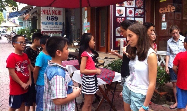 Học sinh nói tiếng Anh với người nước ngoài tại Ga Lào Cai	