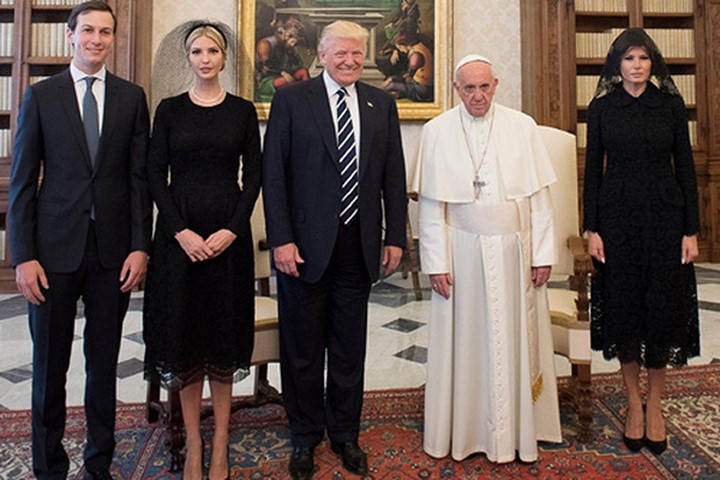 Vì sao vợ con ông Trump mặc đồ đen, đeo mạng khi gặp Giáo hoàng