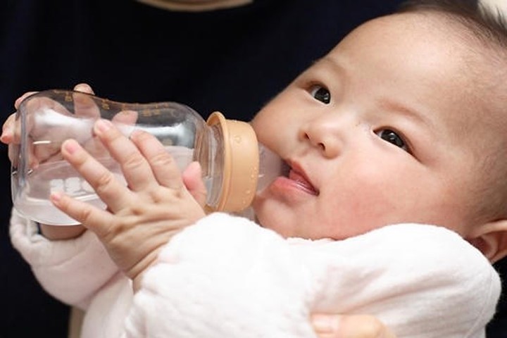 Có nên cho trẻ sơ sinh uống nước? 