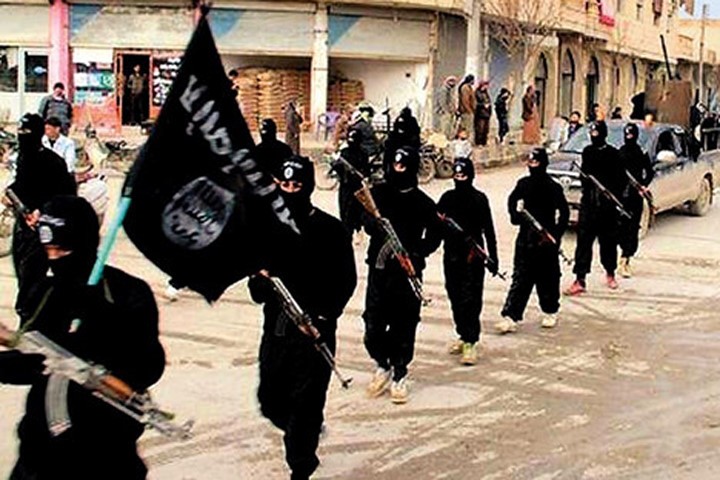 IS dọa phủ cờ đen của nhóm khủng bố này lên ngày lễ Ramadan vốn thanh bình của người Hồi giáo. Ảnh minh họa: AP.