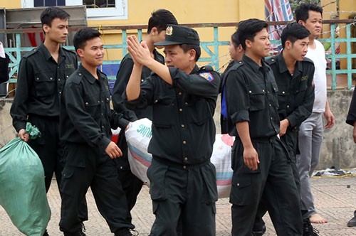 Những chiến sĩ cảnh sát cơ động bị bắt giữ trái pháp luật đang rời nhà văn hóa thôn Hoành hôm 22/4. Ảnh: Bá Đô.