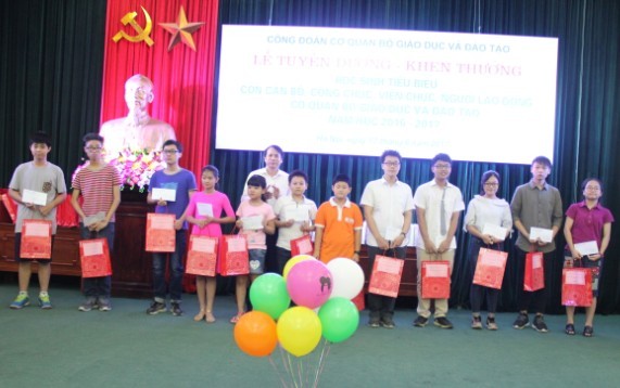 Thứ trưởng Phạm Mạnh Hùng trao phần thưởng cho các em học sinh tiêu biểu, xuất sắc