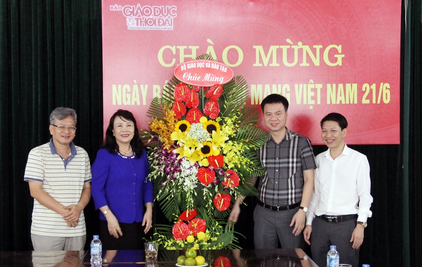 Thứ trưởng Bộ GD&ĐT Nguyễn Thị Nghĩa tặng hoa chúc mừng tập thể cán bộ, viên chức báo Giáo dục & Thời đại

