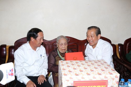 Phó Thủ tướng Trương Hoà Bình đến thăm và tặng quà cụ Chu Thị Dục
